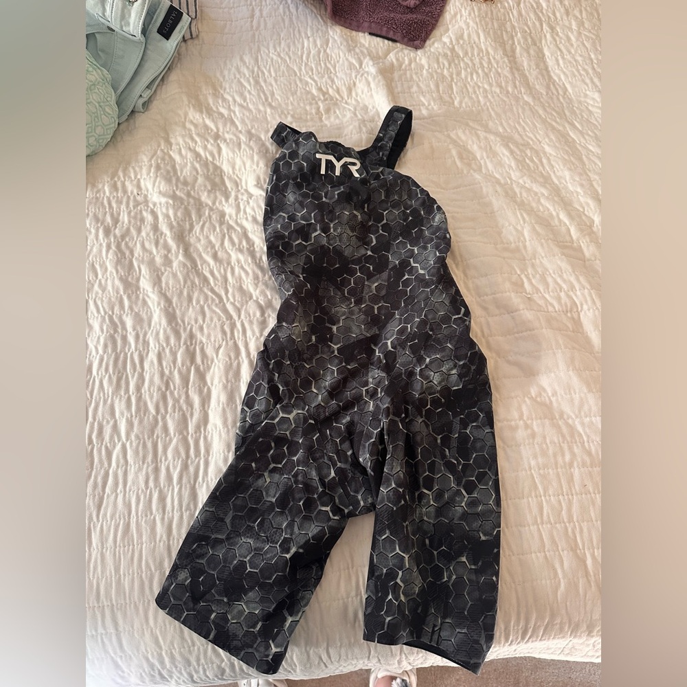 Women’s TYR kneeskin size 24